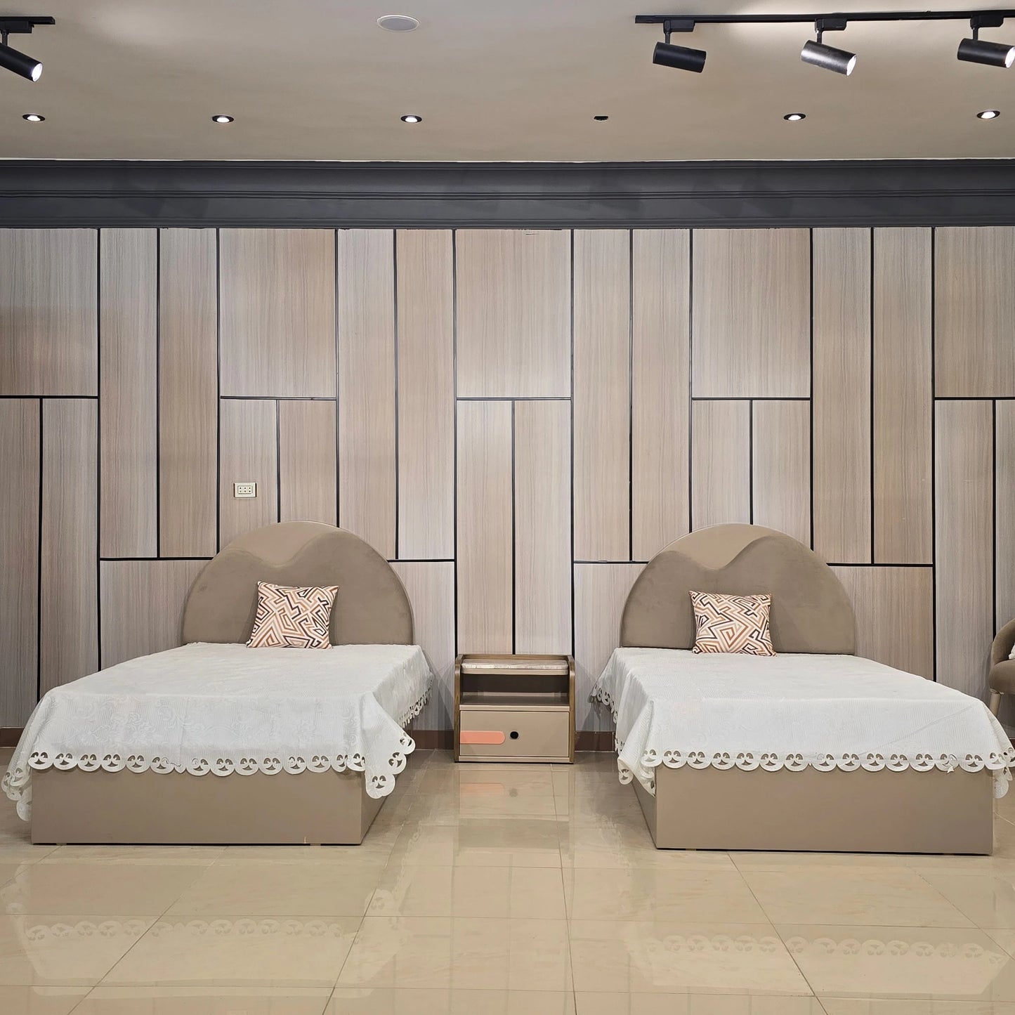Rovin Bedroom Set-D22